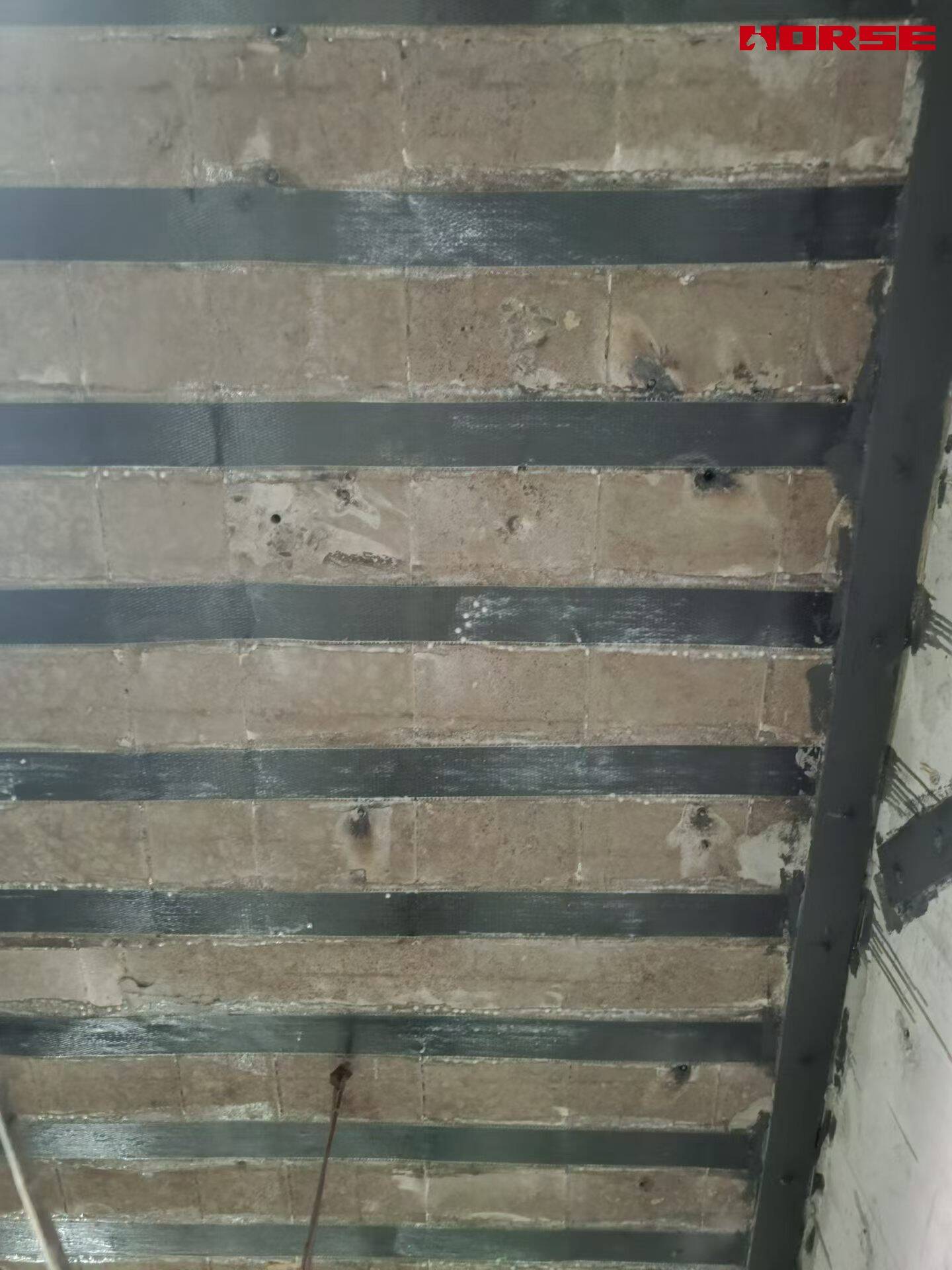 fibra de carbono sobre el forjado de hormigón