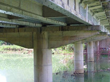Refuerzo de placa de acero adherida con epoxi en el puente