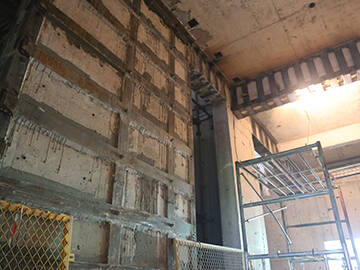 Refuerzo de acero adherido en la nueva abertura