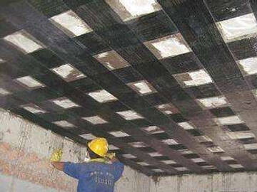 Sistema de refuerzo compuesto de FRP para reparación de grietas en losas