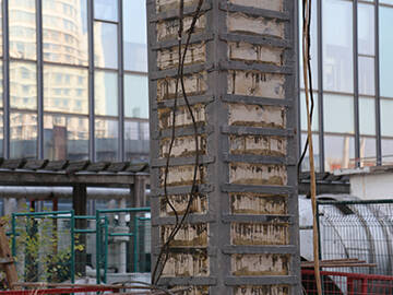 Refuerzo sísmico de columna escolar mediante ángulo de acero y CFRP