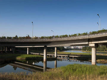 Aplicación de CFRP en el refuerzo del puente de intercambio de Honghu