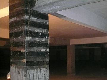 Método de refuerzo de fugas de columnas mediante un compuesto de polímero reforzado con fibra (FRP)