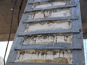 Refuerzo de los tendones de panal en la columna mediante placa de acero unida mediante adhesivo