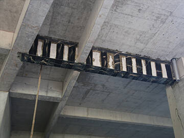 La envoltura de polímero reforzado con fibra (FRP) refuerza la capacidad de carga insuficiente de la estructura original.