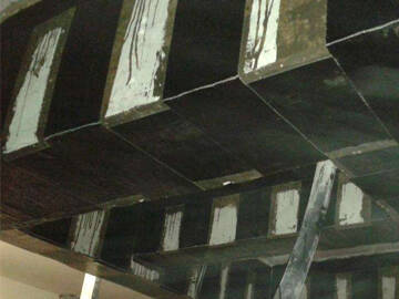 Refuerzo de vigas de hormigón armado con envoltura de polímero reforzado con fibra de carbono (CFRP) adherida