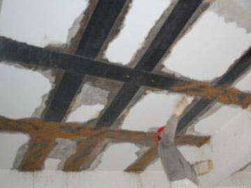 Reparar la grieta en la losa superior con una envoltura de polímero reforzado con fibra de carbono (CFRP)