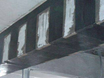 Placa de aço colada em viga e coluna e envoltório de FRP