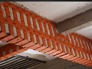 Influencia de dos fuerzas sobre la capacidad portante de vigas reforzadas con placas de acero adheridas