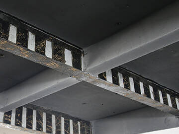 Viga de hormigón reforzada con tejido de fibra de carbono