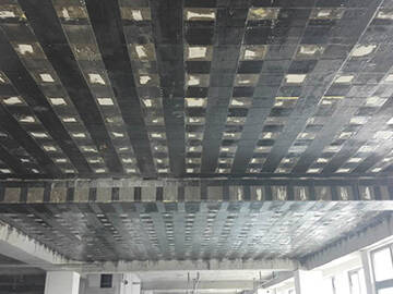 Refuerzo de lámina de polímero reforzado con fibra de carbono (CFRP) para losas de piso