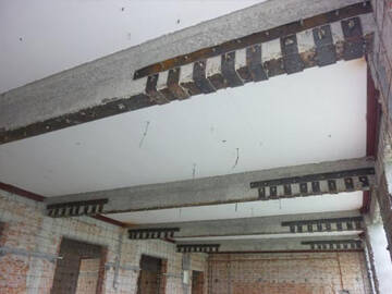 Viga de hormigón armado con placas de acero ancladas y unidas