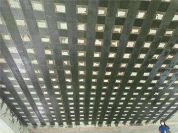 Refuerzo de grietas en losas de hormigón con sistema de polímero reforzado con fibra (FRP)