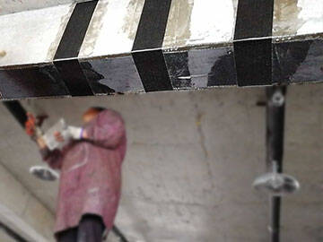 Viga de hormigón armado con FRP