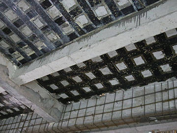 Envoltura de polímero reforzado con fibra de carbono para la viga y la losa.