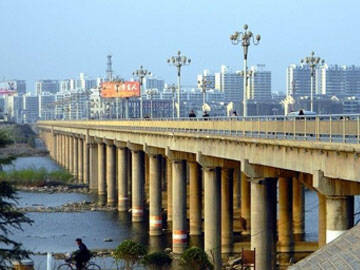 Refuerzo de placa de acero del puente Yi Longwan mediante adhesivo de perfusión