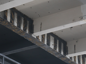 Viga de hormigón revestida con fibra de carbono para mejorar la capacidad portante