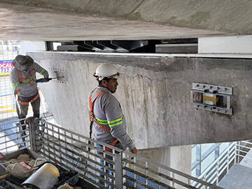 Estructura del puente reforzada con láminas de fibra de carbono post - tensadas	