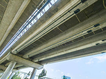 Fortalecimiento del puente de viga de caja de hormigón con placa de CFRP pretensado